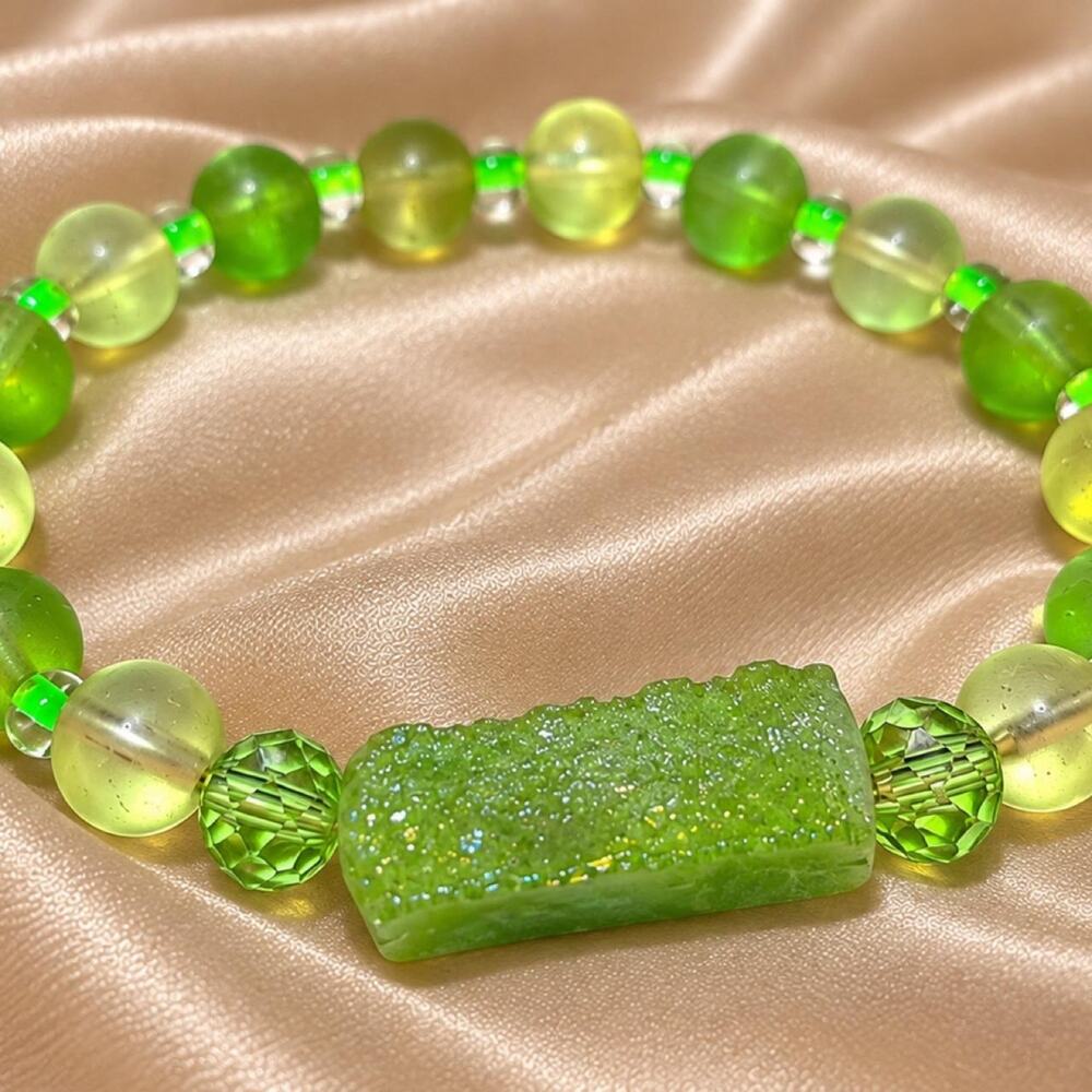Druzy Diaspore Color Changing Green Crystal UV Reactive glow Rough Druzy Focal